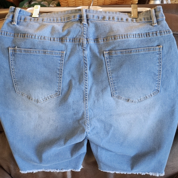 Never worn, New. 1 X Jean shorts with fringed cut off. Knee length. - Picture 4 of 7